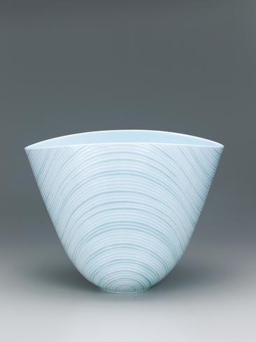 青白磁釉象嵌線彫文扁鉢「連」