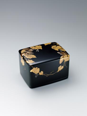 栗鼠に葡萄文蒔絵箱