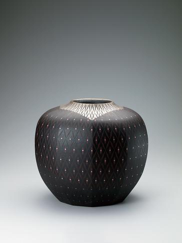 黒菱文白金彩瓷器
