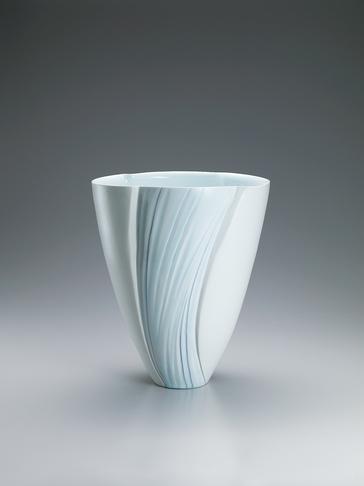 青白磁彫文花器「清流」