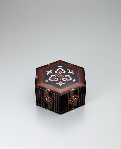 玳瑁螺鈿六角箱