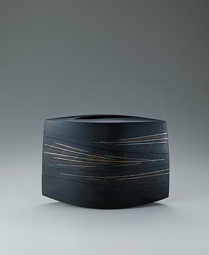 鋳ぐるみ鋳銅花器「宙擁」