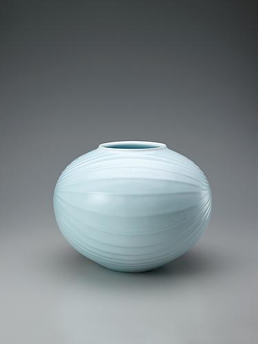 青白磁流線文壺