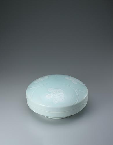 青白磁椿彫文陶筥