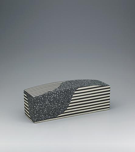 黒地縞堆白小花紋陶筥