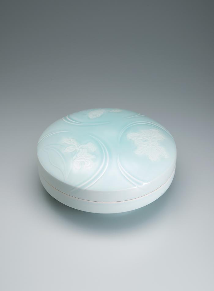 青白磁カトレア彫文陶筥