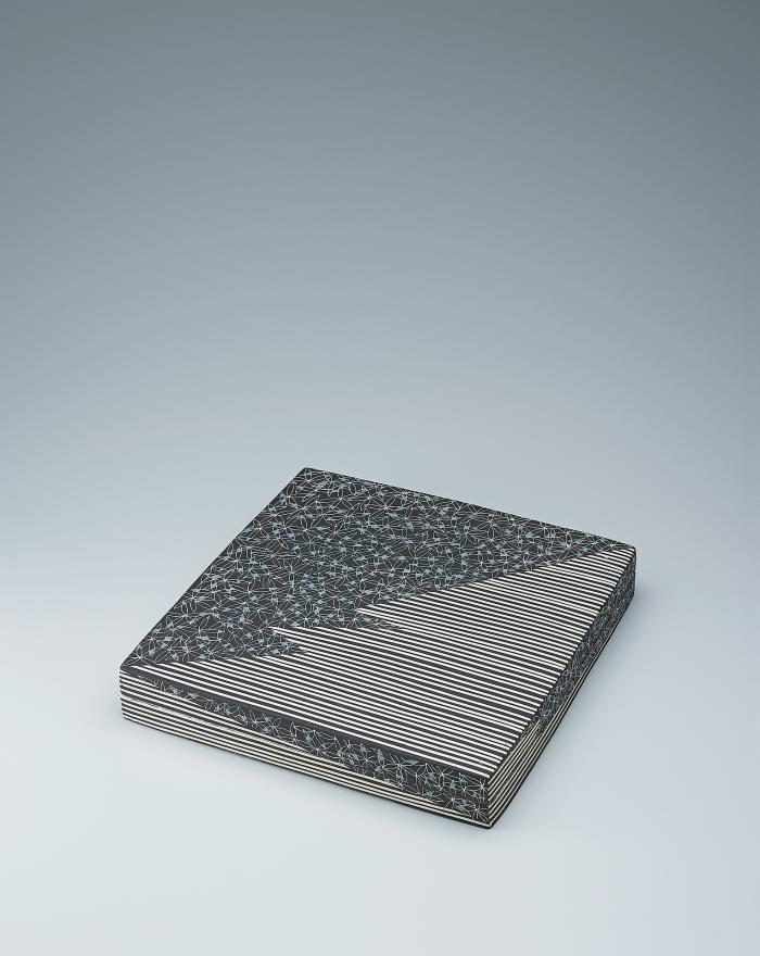 黒地縞堆二彩小花紋陶筥