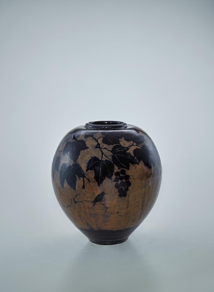 鉄釉葡萄文壺