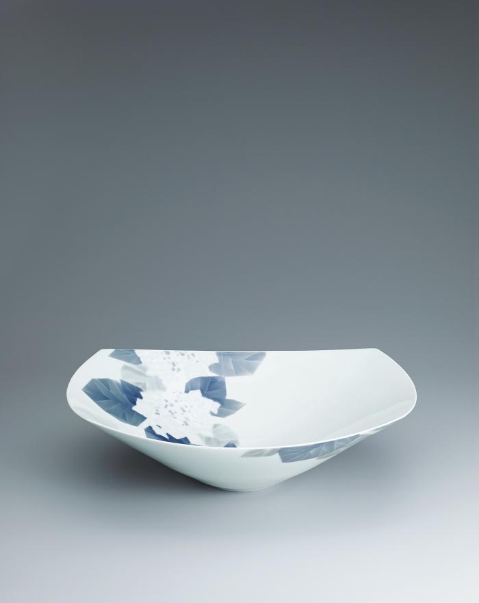 染付彫四方鉢「紫陽花」