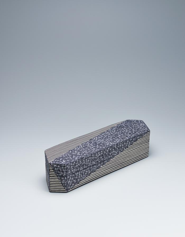 黒地縞堆白小花紋陶筥