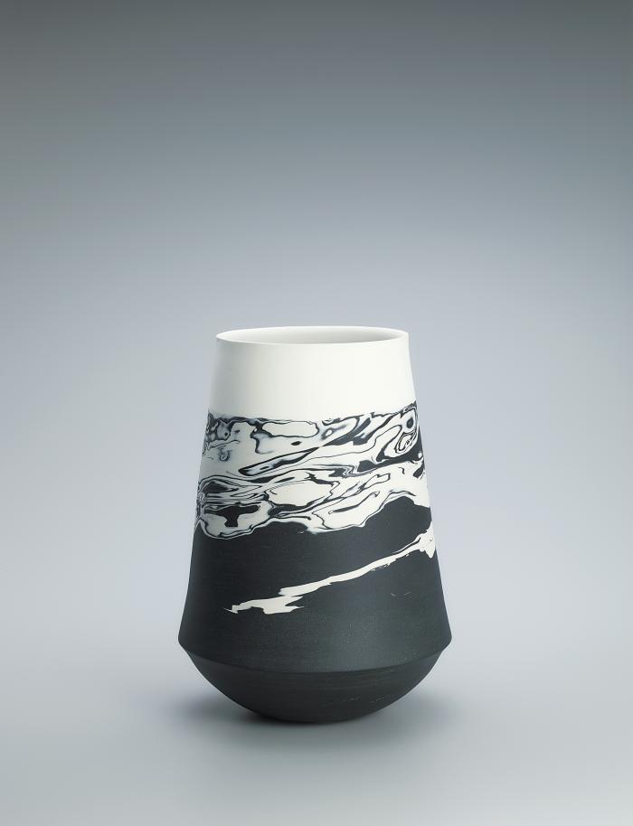 黒白彩流文花器