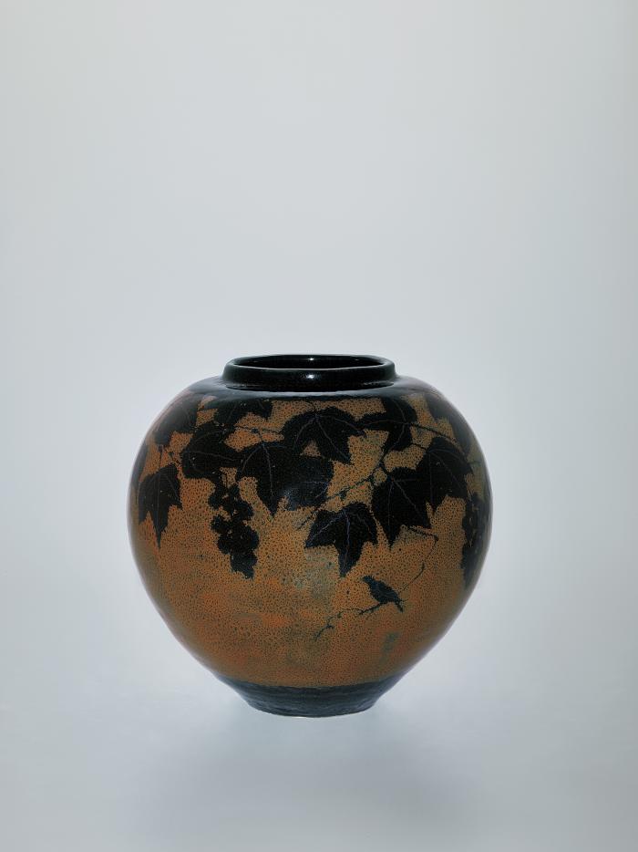 鉄釉葡萄文大壺