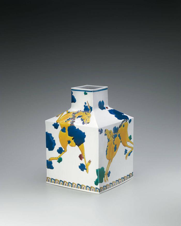 雲中麒麟図方壺