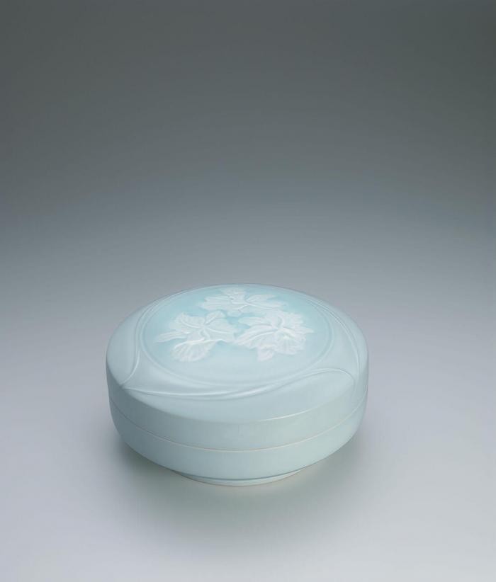 青白磁カトレア彫文陶筥