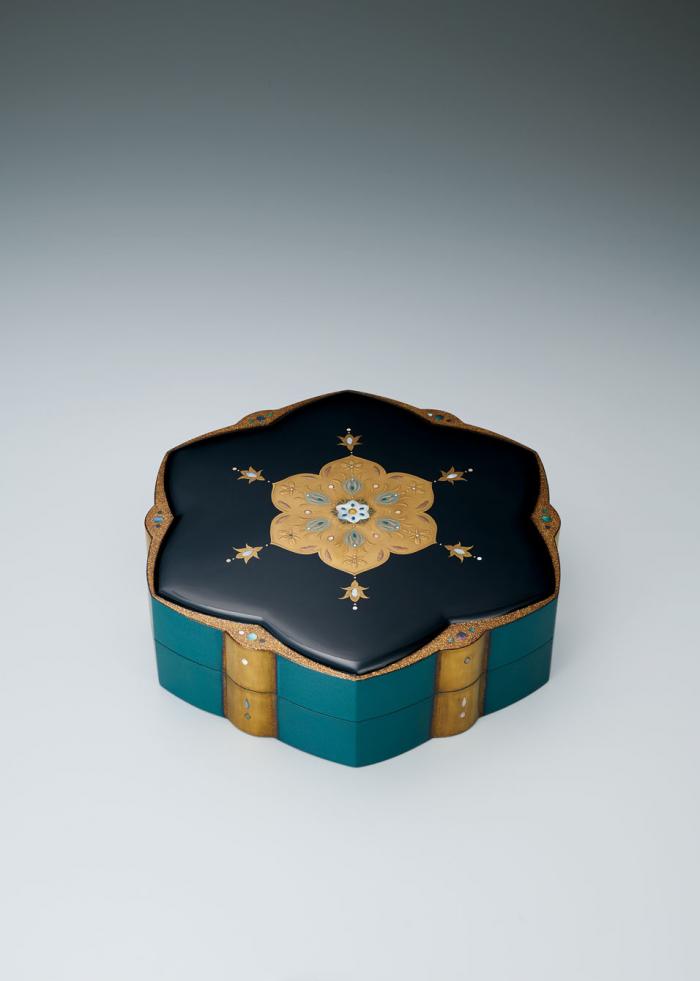 乾漆螺鈿蒔絵箱「花韮」