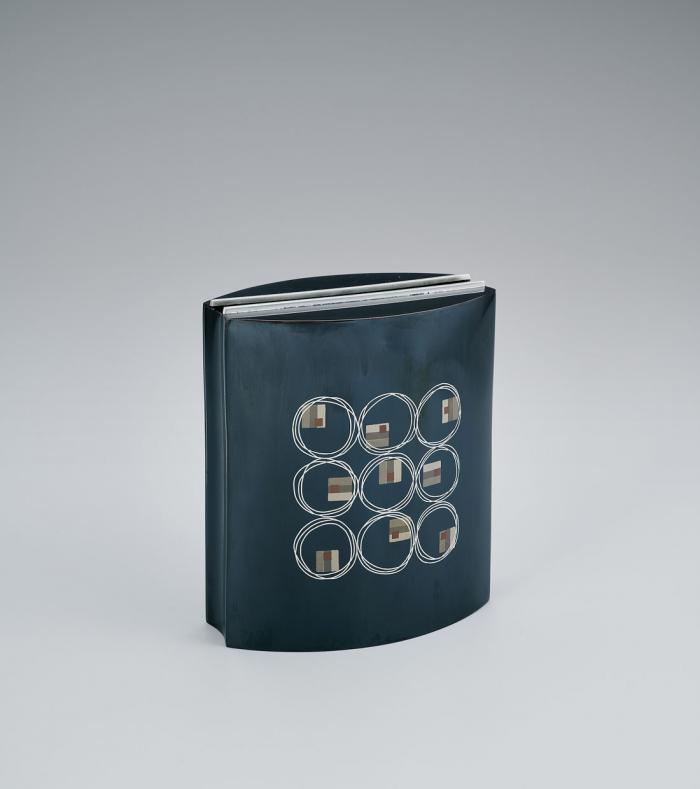 黒味銅象嵌花器「優游」