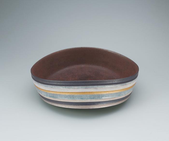 灰釉線刻文大鉢