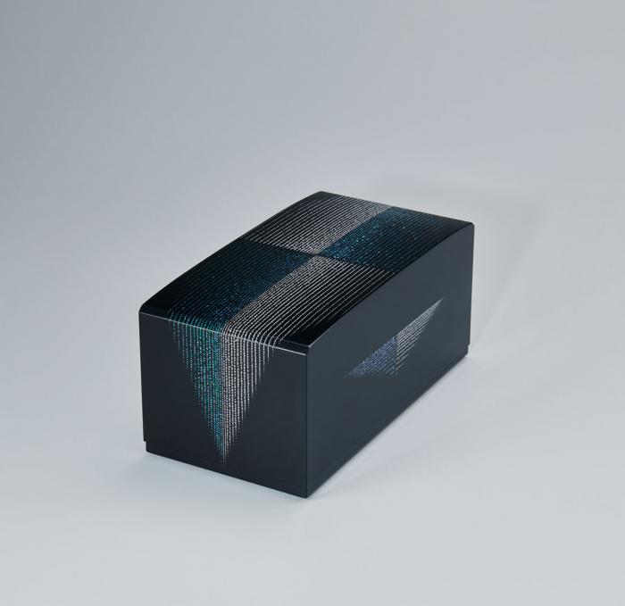 卵殻螺鈿蒔絵箱「渓流」