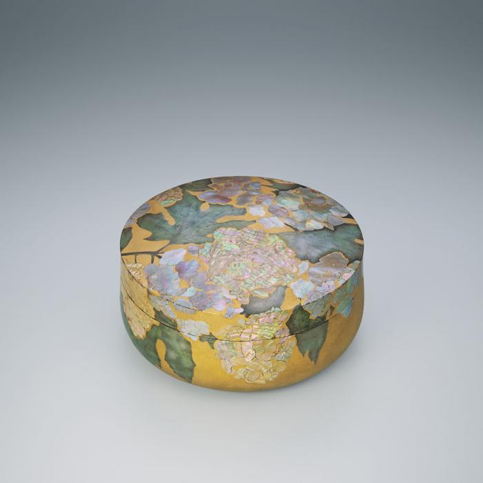 乾漆割貝蒔絵飾箱「柏葉紫陽花」