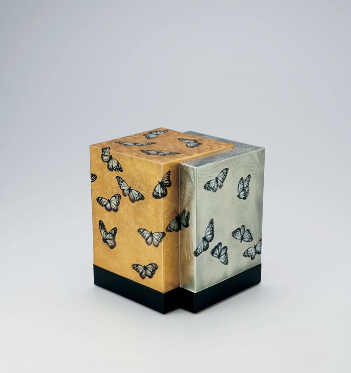 沈金飾箱「蝶紀行」