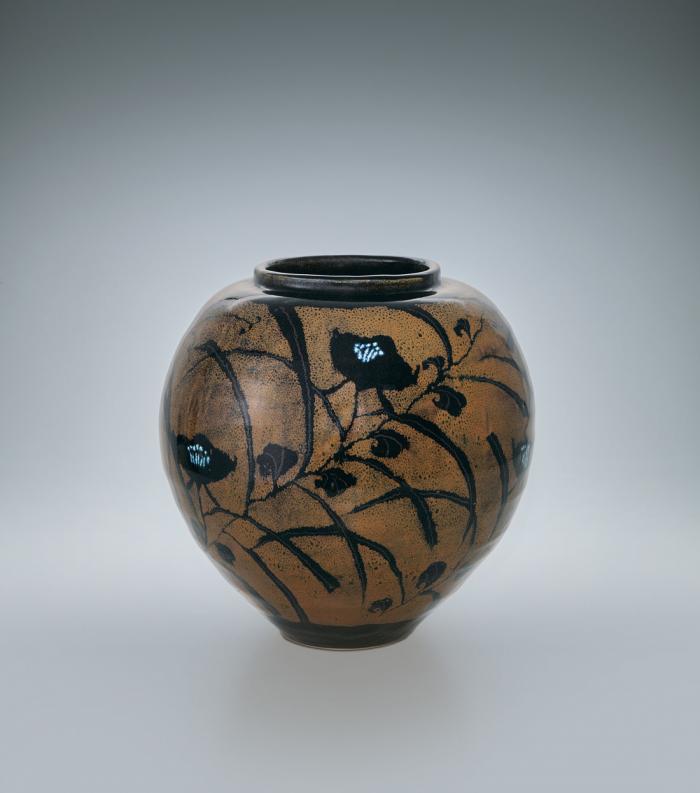 鉄釉草花文壺