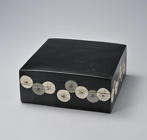 堆黒抜二彩丸紋黒釉陶筥