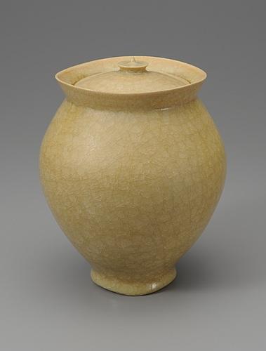 米色青磁蓋付壺