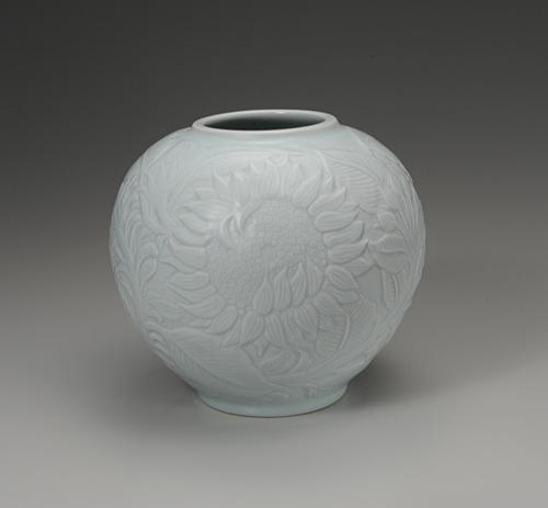 青白磁花卉文壷