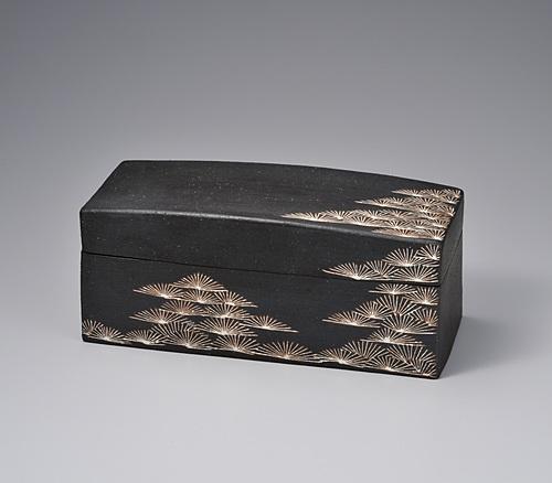 黒地堆白抜絵松紋陶筥