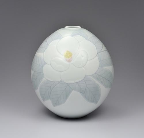 釉彩磁彫泰山木文壷