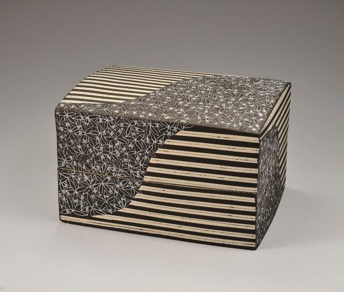 黒地縞堆白小花紋陶筥