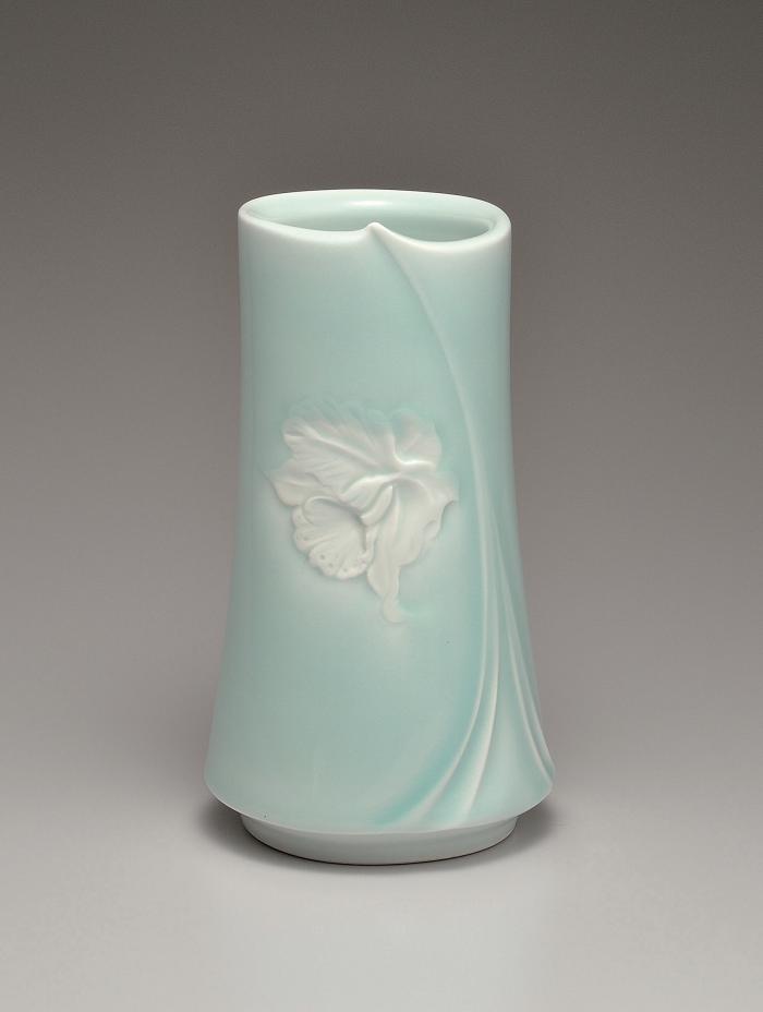 青白磁彫文花入