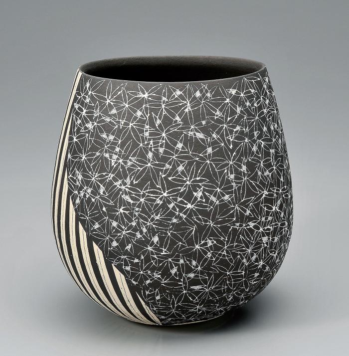 黒地縞堆白小花紋壷