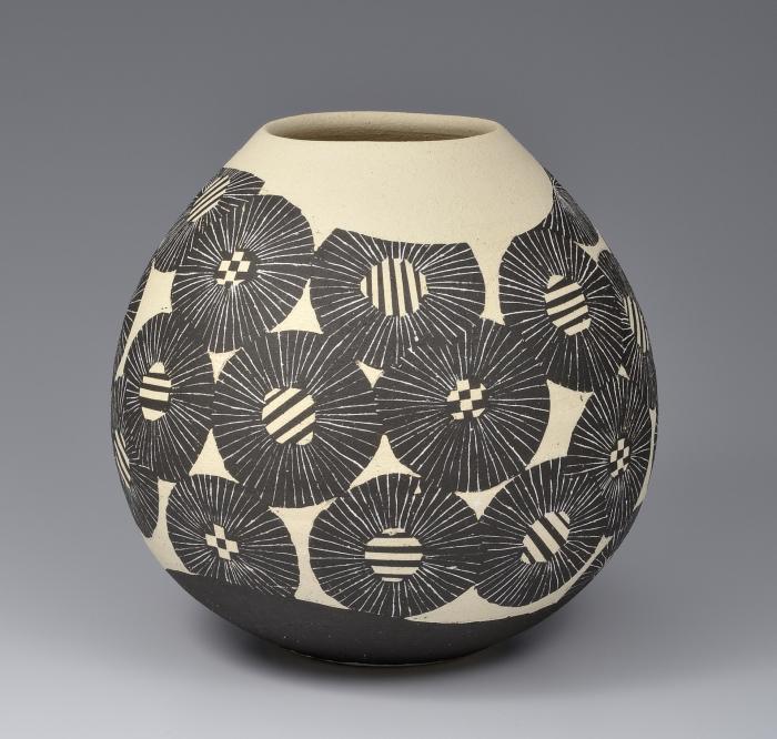 白地黒堆白花文壷