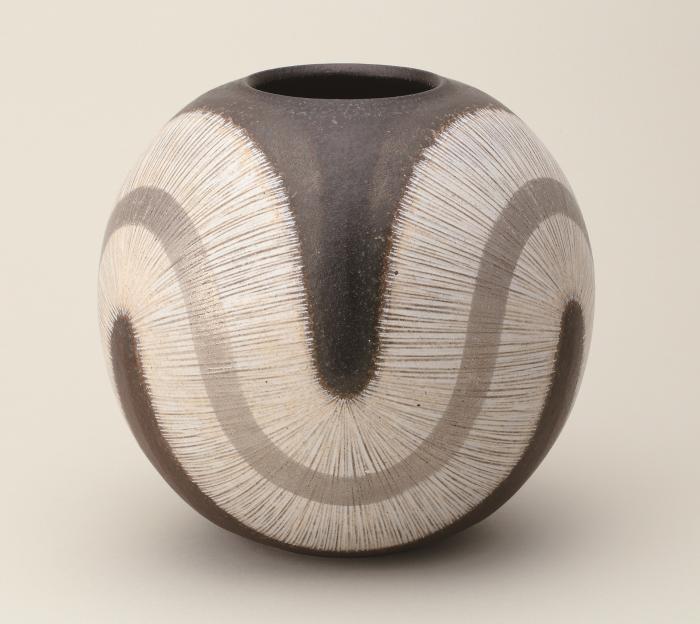 白金彩線刻文壷