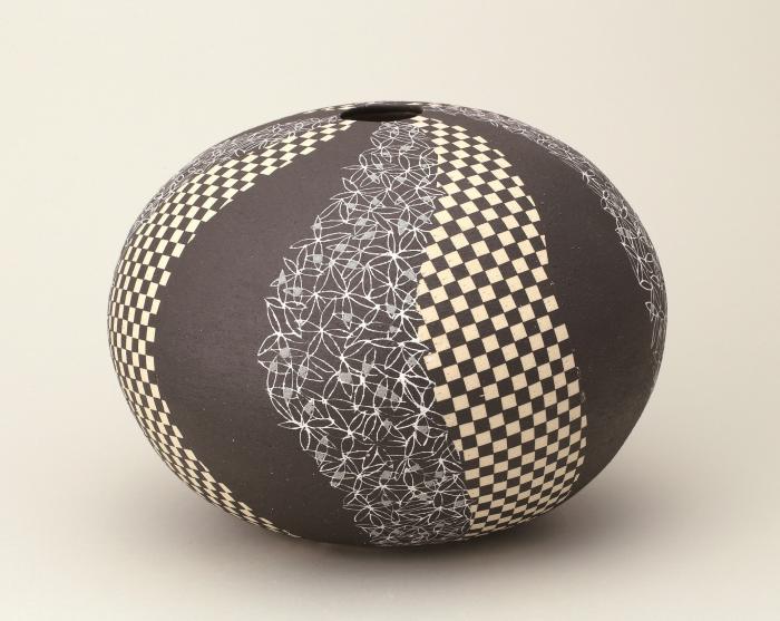 黒地市松堆白小花紋壷