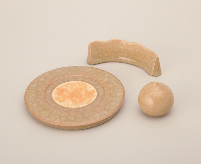 米色青磁硯滴架