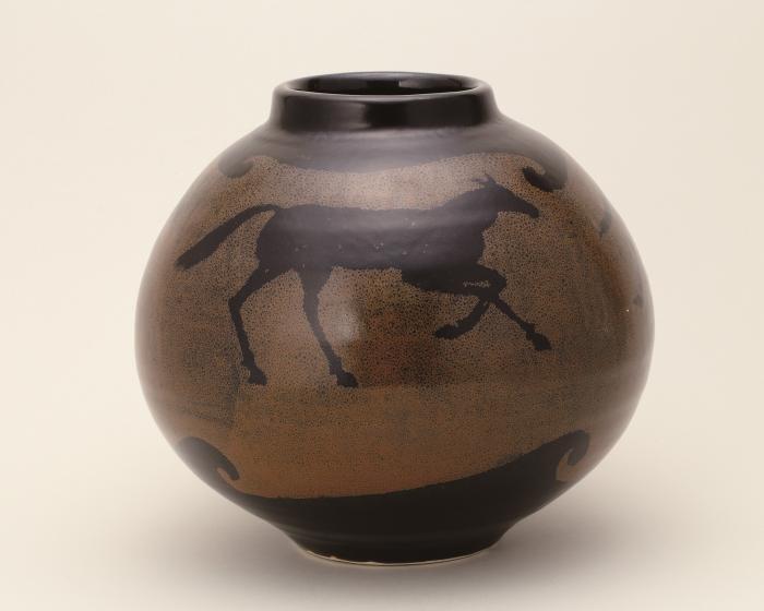鉄釉馬文壷