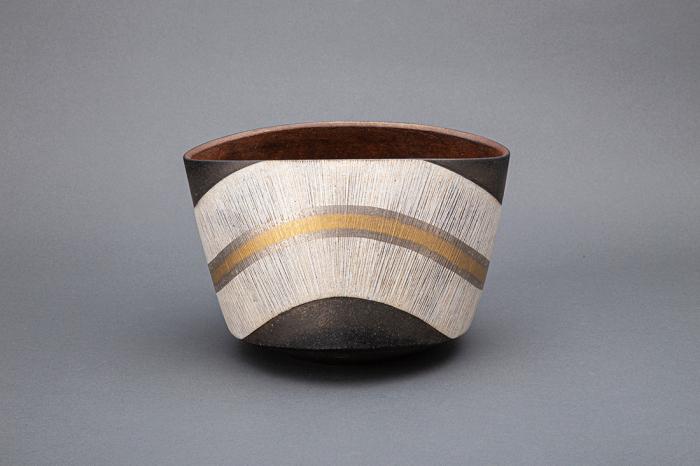 金・白金彩線刻文花器