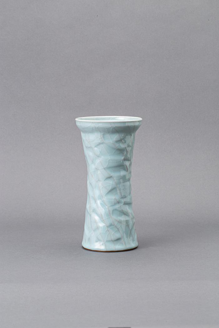 青瓷彫文円筒花器