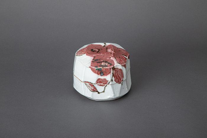 鉄絵銅彩椿文陶匣