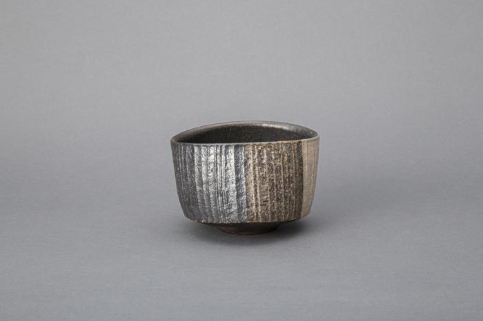銀彩線刻文茶碗