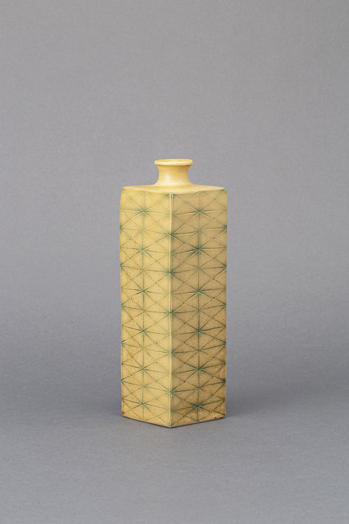 黄釉四方花瓶