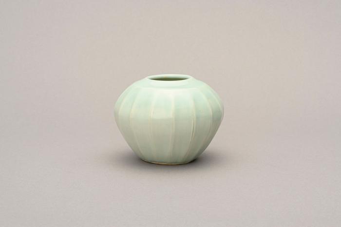 青白釉しのぎ壺