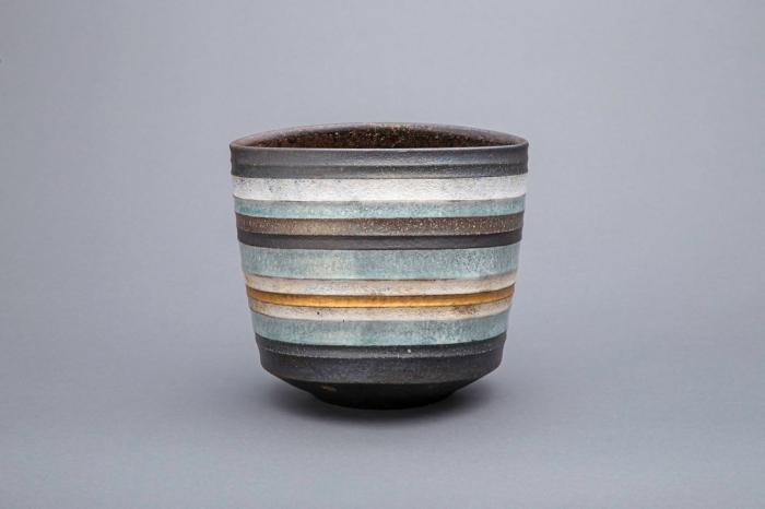 灰釉線刻文花器