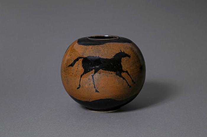 鉄釉馬文壷