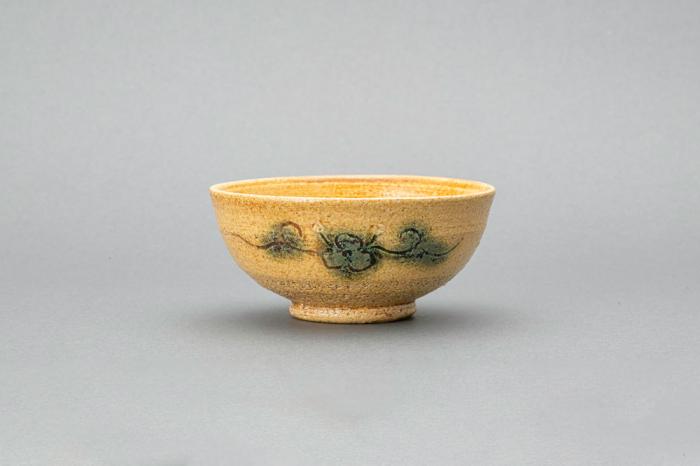 黄瀬戸ぬけたんぱん草文花文茶碗