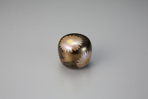 割貝蒔絵菊花文香合