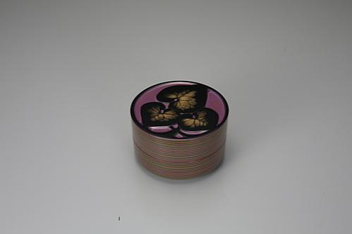 堆漆茶入「双葉葵」