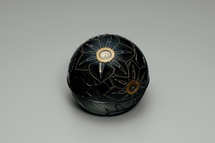 彫漆箱「鉄線」